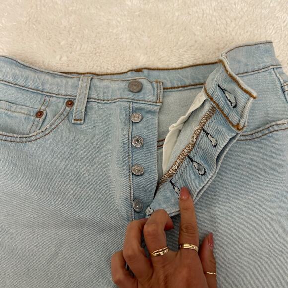 Levi’s Womens Premium High‎ Rise Baggy Shorts, Light Wash Size 28 - Picture 3 of 8